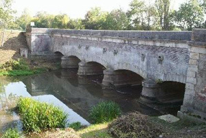 The canal bridge in St Florentin © OTSI de Saint-Florentin