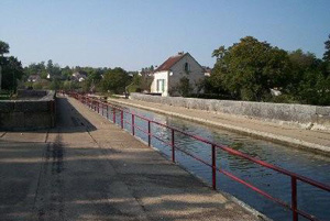 Lock on the Burgundy canal © OTSI de Saint-Florentin