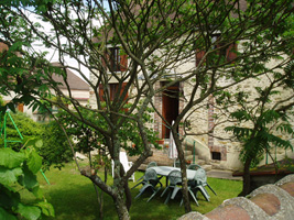 Jardin et façade du gîte © Mr et Mme LÉCOLLE